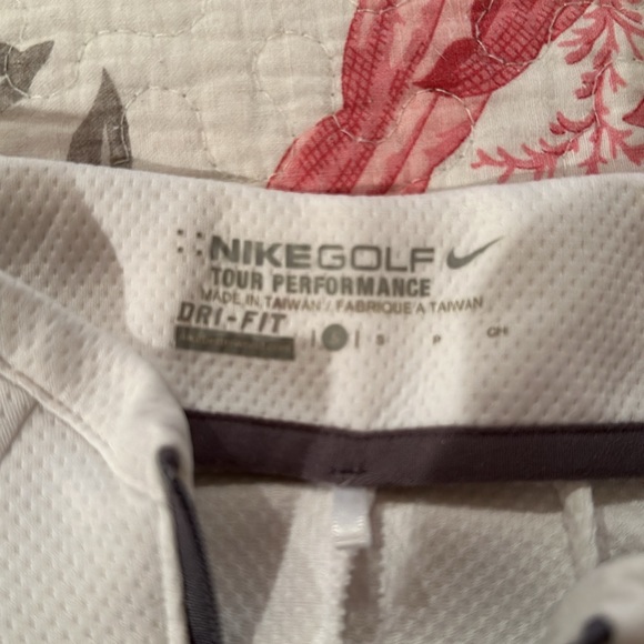 NIKE Women’s Golf Pullover. - Picture 3 of 8